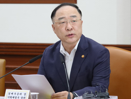 일본 수출규제 대응 관계장관회의서 발언하는 홍남기 부총리 (서울=연합뉴스) 김승두 기자 = 홍남기 경제부총리 겸 기획재정부 장관이 5일 오전 정부서울청사에서 일본 수출규제 대응 관계장관회의를 주재하며 발언하고 있다. 2019.8.5 kimsdoo@yna.co.kr (끝)